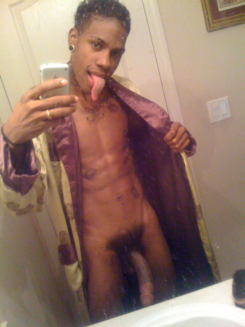 free selfpics - black gay stud with sixpack shows his long penis